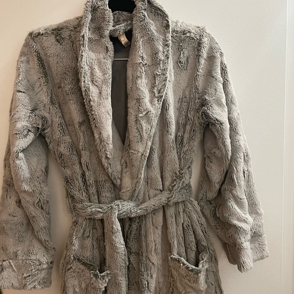 Robe - Picture 2 of 4